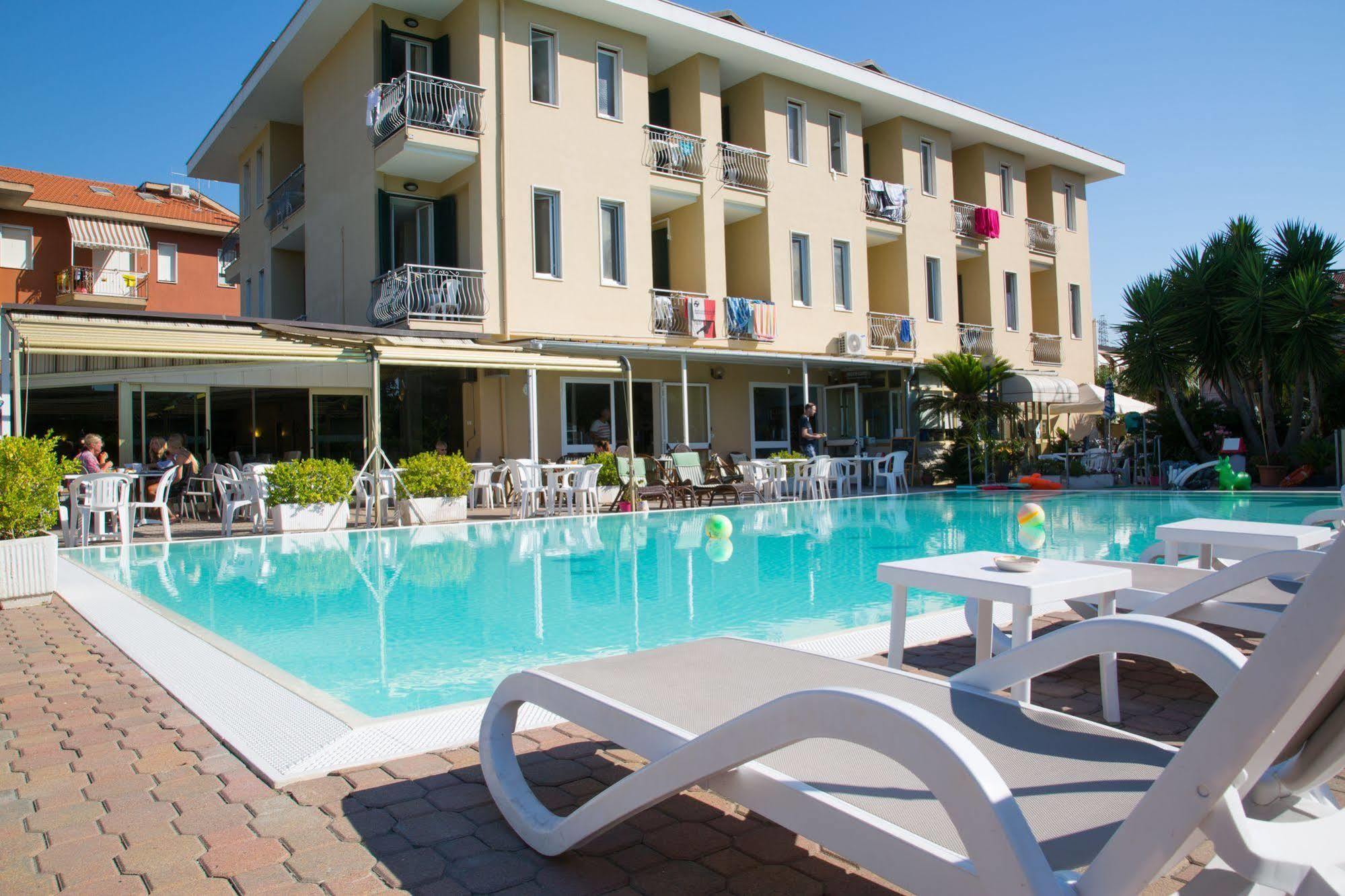 Hotel Delle Mimose Diano Marina Exterior foto
